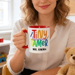 Personalisierte bunte winzige menschliche Dompteur 11 oz 15 oz Keramikbecher mit Namen täglichen Gebrauch Daycare Lehrer Tag Geburtstagsgeschenk für Vorschullehrer