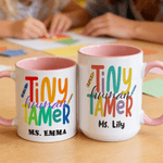 Personalisierte bunte winzige menschliche Dompteur 11 oz 15 oz Keramikbecher mit Namen täglichen Gebrauch Daycare Lehrer Tag Geburtstagsgeschenk für Vorschullehrer