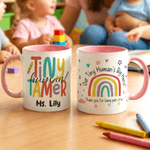 Personalisierte bunte winzige menschliche Dompteur 11 oz 15 oz Keramikbecher mit Namen täglichen Gebrauch Daycare Lehrer Tag Geburtstagsgeschenk für Vorschullehrer