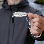 Llavero Rústico Personalizado Señuelo de Pesca con Borla Texto y Fecha Uso Diario Cumpleaños Jubilación Oficina Regalo para Padre Aficionado a la Pesca