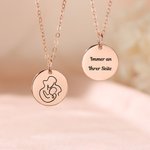 Personalisierte Münz-Halskette mit Herz-Umarmung | Line-Art-Design | mit eingraviertem Text | Geburtstag Muttertag Geschenk für Mama Oma