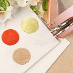 Gepersonaliseerde initialen combinatie boek Embossing stempel Hand Held Embosser met naam en datum bruiloft verloving geschenk voor paar pasgetrouwde