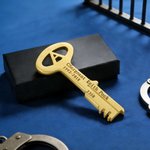 Personalisierte Simulation Gefängnis Schlüssel Gefängnis Zelle Replik Schlüssel mit Box kreative Dekoration Ruhestand Geschenk für Gefängniswärter Justizvollzugsbeamte