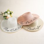 Personlig text Floppy Beach Hat med Pom-Poms Sommartillbehör Födelsedag Holiday Smekmånad Present för kvinnor