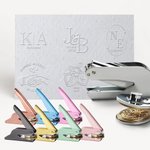 Gepersonaliseerde initialen combinatie boek Embossing stempel Hand Held Embosser met naam en datum bruiloft verloving geschenk voor paar pasgetrouwde