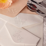 Gepersonaliseerde initialen combinatie boek Embossing stempel Hand Held Embosser met naam en datum bruiloft verloving geschenk voor paar pasgetrouwde
