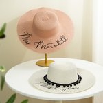 Personlig text Floppy Beach Hat med Pom-Poms Sommartillbehör Födelsedag Holiday Smekmånad Present för kvinnor