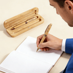 Personligt set med kulspetspenna och fodral i trä med namn Kontorsmaterial Födelsedagspresent till kollega Arbetskamrat