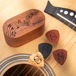 Caja de almacenamiento personalizada de madera para púas de guitarra magnética con nombre o monograma grabado regalo de cumpleaños para guitarristas