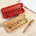 Personligt set med kulspetspenna och fodral i trä med namn Kontorsmaterial Födelsedagspresent till kollega Arbetskamrat