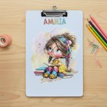 Porte-blocs en acrylique personnalisé avec nom Fille lisant un dessin animé Cadeau d'anniversaire pour étudiants