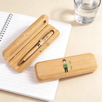 Personligt set med kulspetspenna och fodral i trä med namn Kontorsmaterial Födelsedagspresent till kollega Arbetskamrat