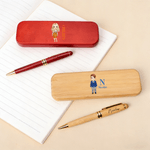 Personligt set med kulspetspenna och fodral i trä med namn Kontorsmaterial Födelsedagspresent till kollega Arbetskamrat