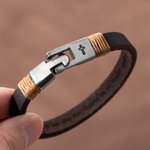Gepersonaliseerde Vintage Kruisarmband van Echt Leer met Gravure Religieus Cadeau voor Doop of Verjaardag voor Mannen en Christenen