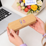 Personligt set med kulspetspenna och fodral i trä med namn Kontorsmaterial Födelsedagspresent till kollega Arbetskamrat