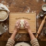 Personalisierte eingravierten Namen Sauerteig Handmade mit Liebe Charcuterie Schneidebrett mit Saft Nut Küche Dekor Geburtstagsgeschenk für Bäcker