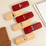 Personligt set med kulspetspenna och fodral i trä med namn Kontorsmaterial Födelsedagspresent till kollega Arbetskamrat