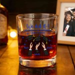 Personalisierte Throwing Graduation Caps 10 oz Old Fashioned Rock Whiskey Glas mit Namen Graduation Geschenk für Absolventen
