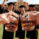 Personalisierte Throwing Graduation Caps 10 oz Old Fashioned Rock Whiskey Glas mit Namen Graduation Geschenk für Absolventen