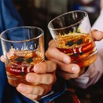 Personalisierte Throwing Graduation Caps 10 oz Old Fashioned Rock Whiskey Glas mit Namen Graduation Geschenk für Absolventen