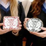 Personalizzato Multicolore Graduation Cap Toss Design Ceramic Trinket Jewelry Dishish con nome e anno Home Decor Graduation Gift per amici laureati