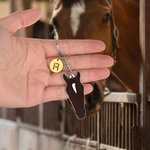 Llavero personalizado de silueta de marca facial de caballo con letra Regalo de aniversario del día del juego para el amante de los caballos