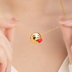 Henkilökohtainen Kiss Emoji räjähdys Cloud kaulakoru teksti Dainty korut Syntymäpäivä Vuosipäivä Äitienpäivä Häälahja tyttöystävä