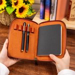 Carnet de notes personnalisé en cuir PU avec porte-stylo Planificateur de voyage Utilisation quotidienne Cadeau d'anniversaire pour les amoureux du voyage