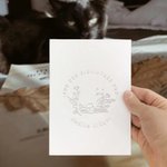 Personalisierter Prägestempel zum Thema Katze und Mond | mit Text und Namen | Prägesiegel wählbar | Geburtstag Geschenk für Buch- und Katzenliebhaber