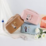 Personalisierte Cartoon-Figur Name Kosmetiktasche mit Geburtsblume PU-Leder Tragbare Große Öffnung Makeup-Tasche Geburtstag Geschenk für Damen Mädchen