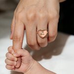 Anello personalizzato in argento sterling con foto del cuore e testo inciso Regalo di compleanno per la festa della mamma e della famiglia