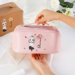 Personalisierte Cartoon-Figur Name Kosmetiktasche mit Geburtsblume PU-Leder Tragbare Große Öffnung Makeup-Tasche Geburtstag Geschenk für Damen Mädchen