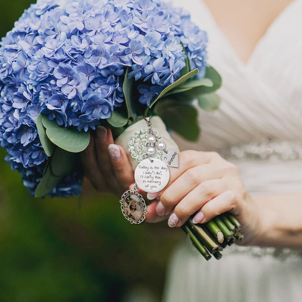 Henkilökohtainen Lace Oval Photo Bouquet Charm sydämen kaiverrettu riipus Memorial häät lahja morsian