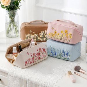 Trousse de maquillage en cuir PU avec nom Butterfly Birth Flower personnalisée Fête des mères Anniversaire Cadeau pour elle