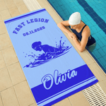 Serviette de plage surdimensionnée avec nom et texte, personnalisée avec silhouette de nageur multicolore, utilisation plage et voyage, cadeau d'anniversaire pour les amateurs de natation