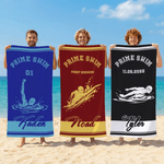 Serviette de plage surdimensionnée avec nom et texte, personnalisée avec silhouette de nageur multicolore, utilisation plage et voyage, cadeau d'anniversaire pour les amateurs de natation