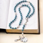 Gepersonaliseerde marineblauwe roze rozenkrans kelk kruis ketting met gegraveerde naam en datum eerste communie doop cadeau voor christenen