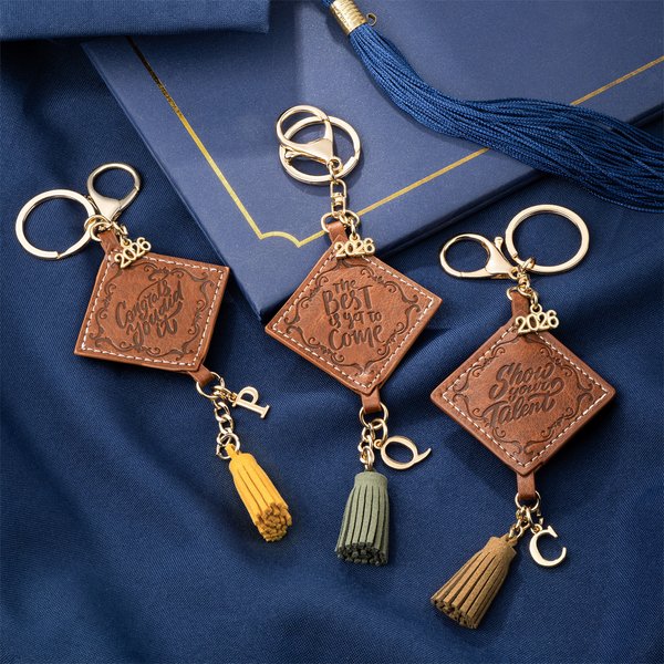 Personalisierte braunen PU-Leder Graduierung Kappe Schlüsselanhänger mit Initial und Quaste Graduierung Keepsake Geschenk für Absolventen