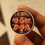 Moneta commemorativa personalizzata Brother Fire Fist Bump con 2-6 nomi e supporto Regalo di laurea per fratello amico
