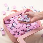 Sac portable en cuir PU pour tuiles de mahjong avec monogramme coloré Accessoire de mahjong Cadeau de pendaison de crémaillère de la fête des mères pour les amateurs de mahjong Joueurs