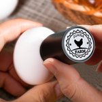 Sello de huevos personalizado de tinta apta para alimentos con silueta de gallina nombre texto y año regalo de cumpleaños para familia o criadores