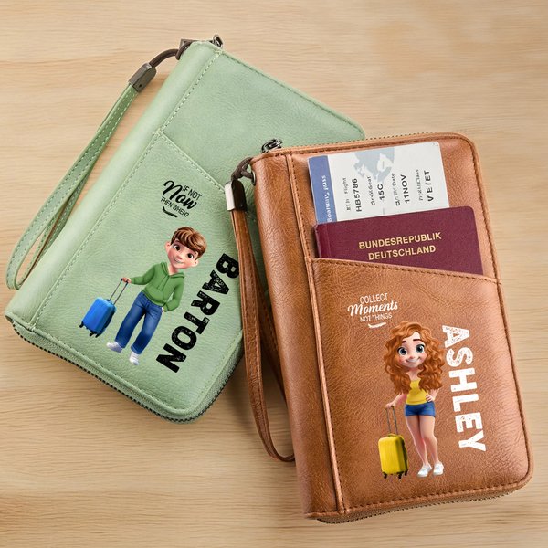 Personalisierte Reisepasshülle mit Cartoon-Reisefigur | aus PU-Leder | mit mehreren Fächern | Reisezubehör | Geburtstag Geschenk für Frauen Männer