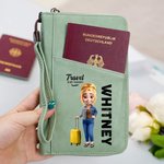 Personalisierte Reisepasshülle mit Cartoon-Reisefigur | aus PU-Leder | mit mehreren Fächern | Reisezubehör | Geburtstag Geschenk für Frauen Männer