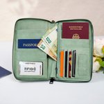 Personalisierte Reisepasshülle mit Cartoon-Reisefigur | aus PU-Leder | mit mehreren Fächern | Reisezubehör | Geburtstag Geschenk für Frauen Männer