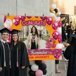 Personalisierte Gratulation Foto bunte Luftballons glitzernde Banner mit Namen und Schulnamen Abschlussfeier Party Geschenk für Klasse von 2026 Absolventen