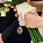 Ciondolo ovale in pizzo personalizzato con foto e incisione del testo regalo di matrimonio commemorativo per la sposa