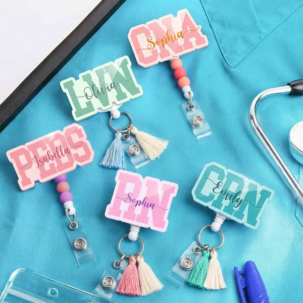 Gepersonaliseerde Multi-Color Tassel Kralen Verpleegkundige Badge Reel met Naam Verpleegkundige Kliniek Gebruik Verjaardagscadeau voor Verpleegkundige Medisch Personeel