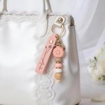Personalized Birth Flower PU Leather Keychain with Engraved Name and Daisy Bead Pendant Wedding Party Birthday Gift for Bridesmaids Friends