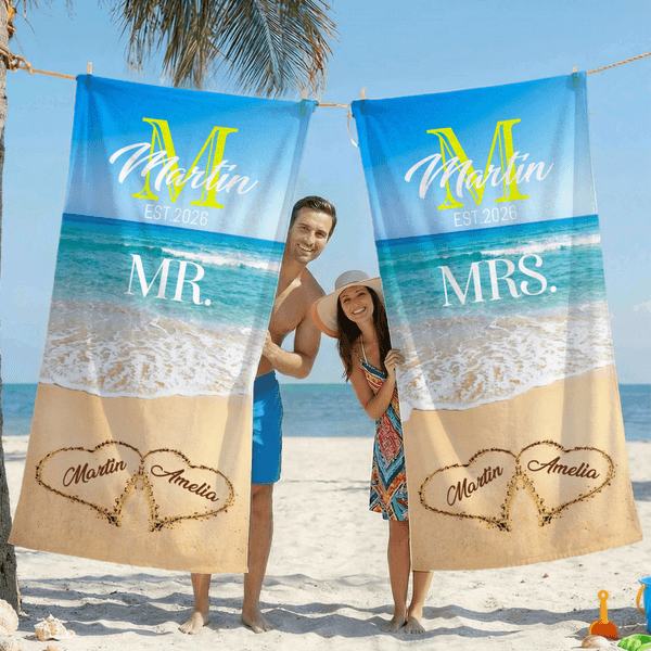 Serviette de plage surdimensionnée à séchage rapide avec initiales du nom, année et texte. Cadeau d'anniversaire pour un couple.