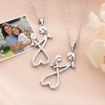 Personalisierte herzförmige Mutter-Tochter-Umarmung Halskette mit Namen zierlichen Schmuck täglich tragen Muttertag Geschenk für Mama Oma